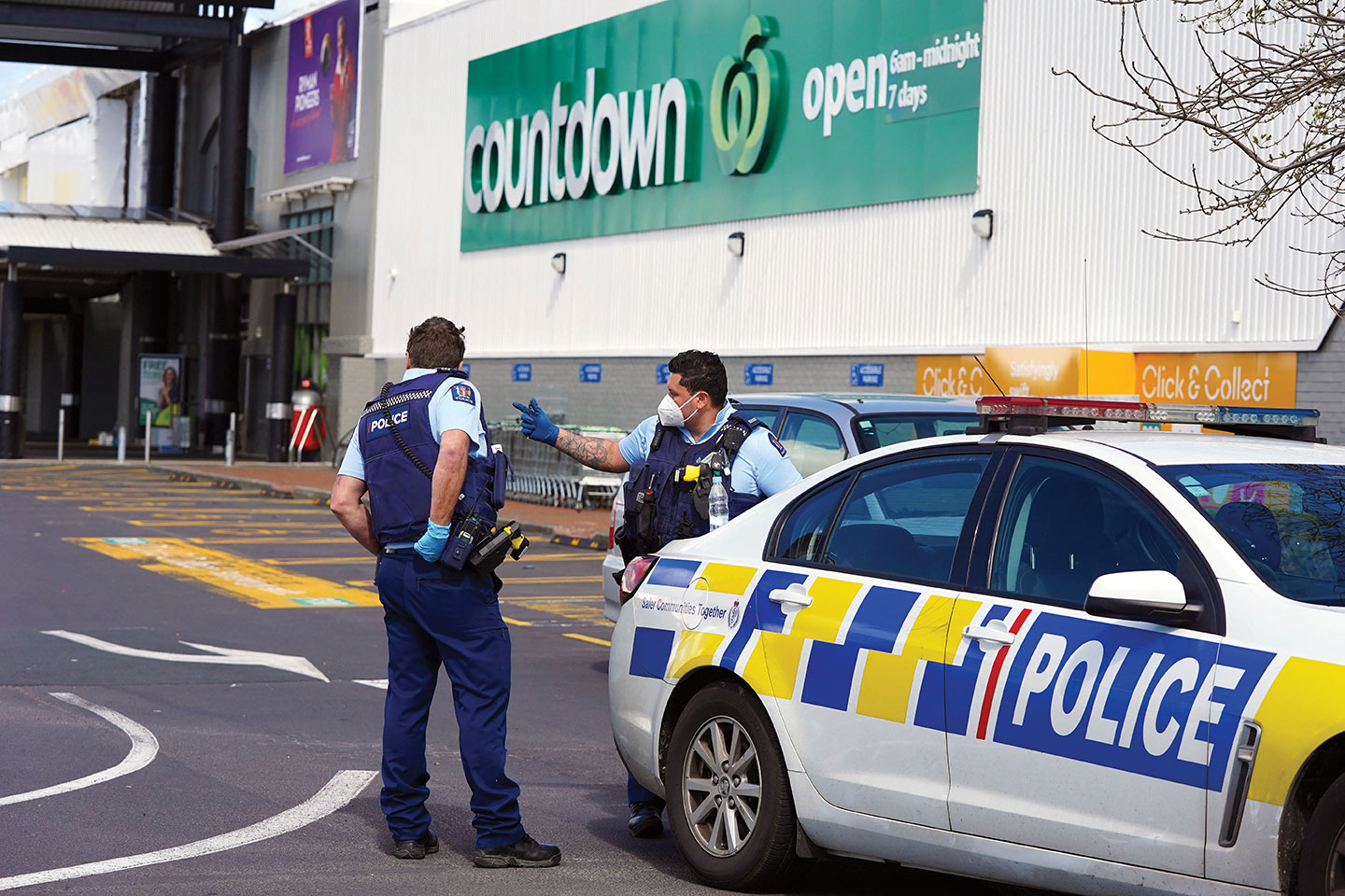 Vendredi, ce Sri Lankais de 32 ans a pris un couteau dans un supermarché d'Auckland et a attaqué sept personnes, dont trois ont été grièvement blessées, avant d'être abattu par les policiers en charge de sa surveillance. Diego OPATOWSKI / AFP