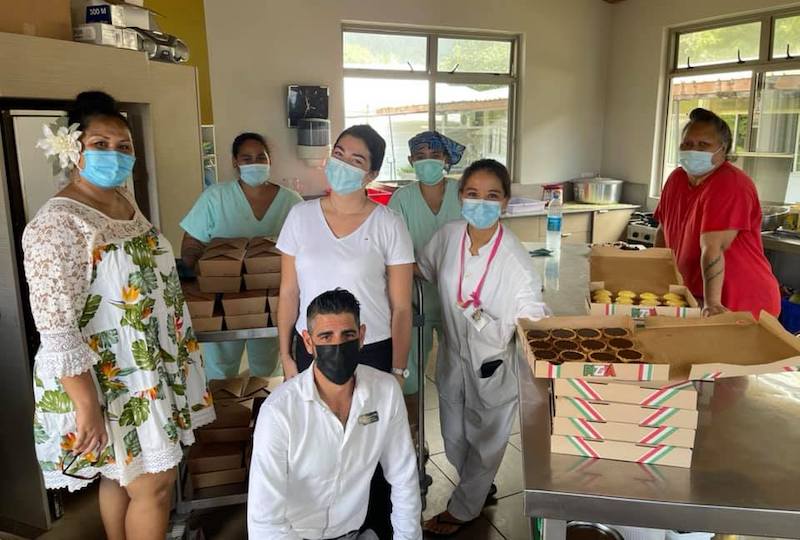 Le personnel de l'hôpital a reçu des repas offerts par des restaurateurs, roulottes, hôtels et commerçants de Moorea. (© Pura Vida Moorea)