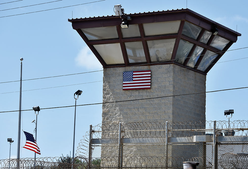 Les cinq hommes sont emprisonnés depuis quinze ans dans la prison de la base navale américaine de Guantanamo, au sud-est de Cuba. Mladen ANTONOV / AFP