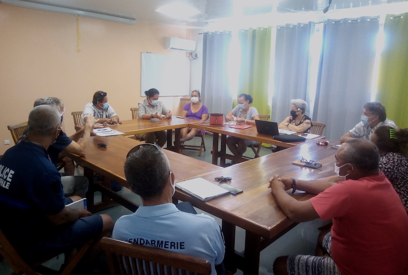 Christelle Lehartel, ministre de l'Éducation et Inès d'Auzac de Lamartinie, infirmière conseillère technique à la DGEE ont profité de leur déplacement sur l'atoll pour participer à la réunion du plan communal de sauvegarde.