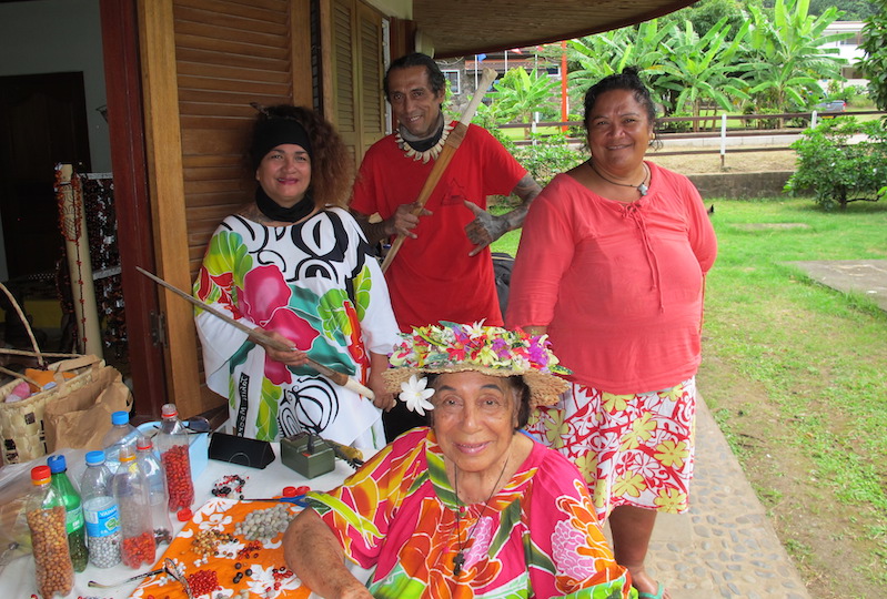 Mau Ségur (à gauche) avec quelques artisans du fare de Taiohae qui souhaitent tout mettre en œuvre pour garder leur savoir-faire ancestral.