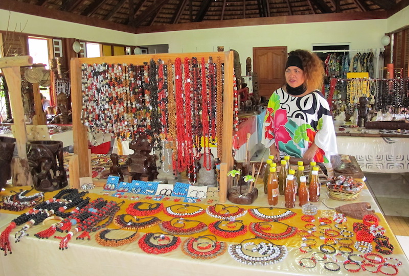 Les 41 tables ne suffisent plus pour accueillir la production des artisans de Nuku Hiva. Ceux-ci souhaitent doubler la surface d’exposition.