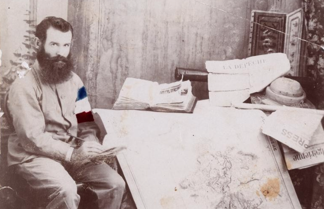 En Australie, Gilbert se fit immortaliser devant des cartes de géographie. A ce moment-là, il n’a pas encore renoncé à son pari fou; il espère remonter le long de la côte chinoise puis traverser le Pacifique et redescendre tout le continent américain.