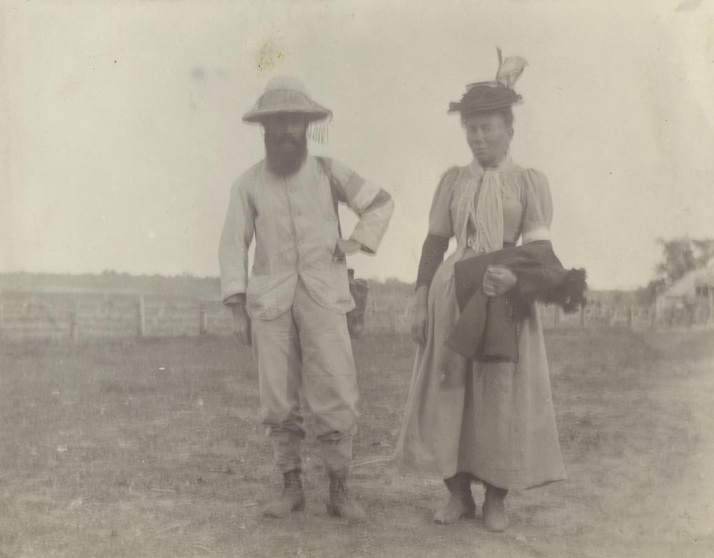 Henri Gilbert avec la jeune femme d’origine française qu’il épousa dans le Queensland, en omettant un détail; il était déjà marié et père d’une enfant en France...