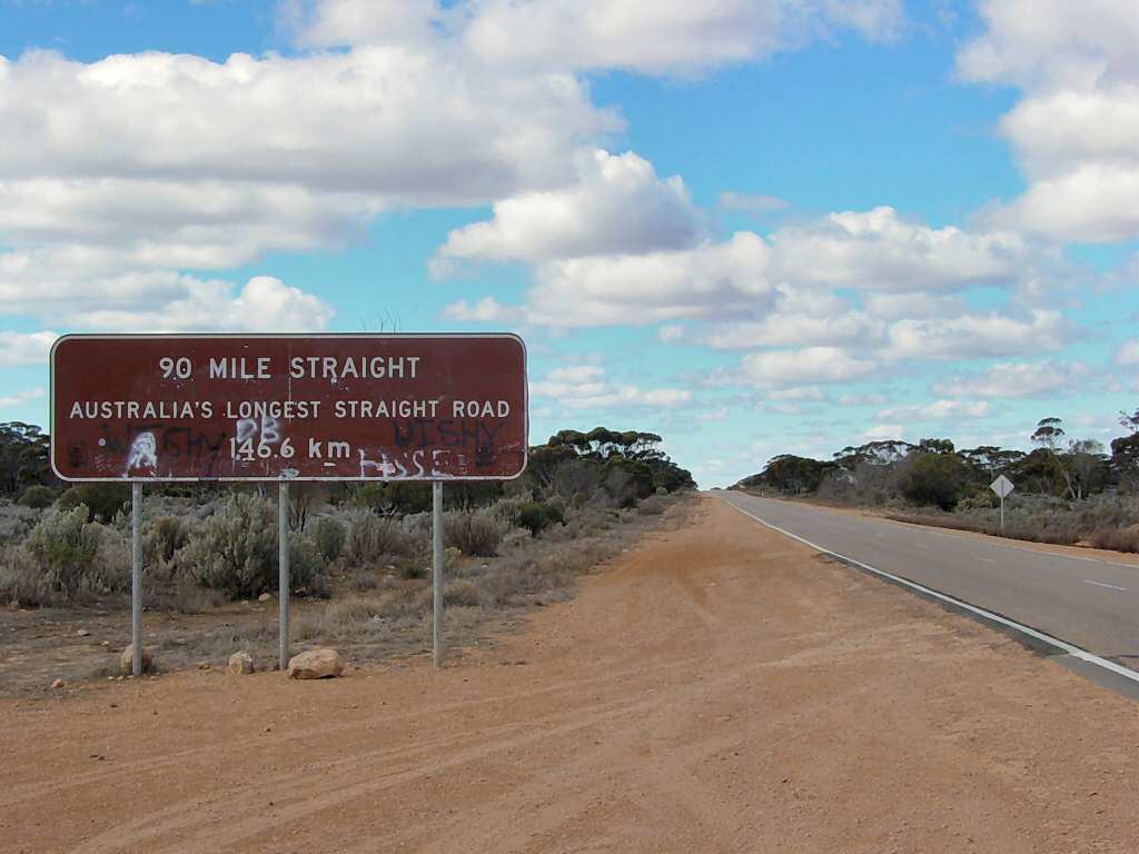 La route actuelle qui longe la côte sud de l’Australie; trajet monotone où a été goudronnée la plus longue ligne droite du pays, un peu plus de 146 km!