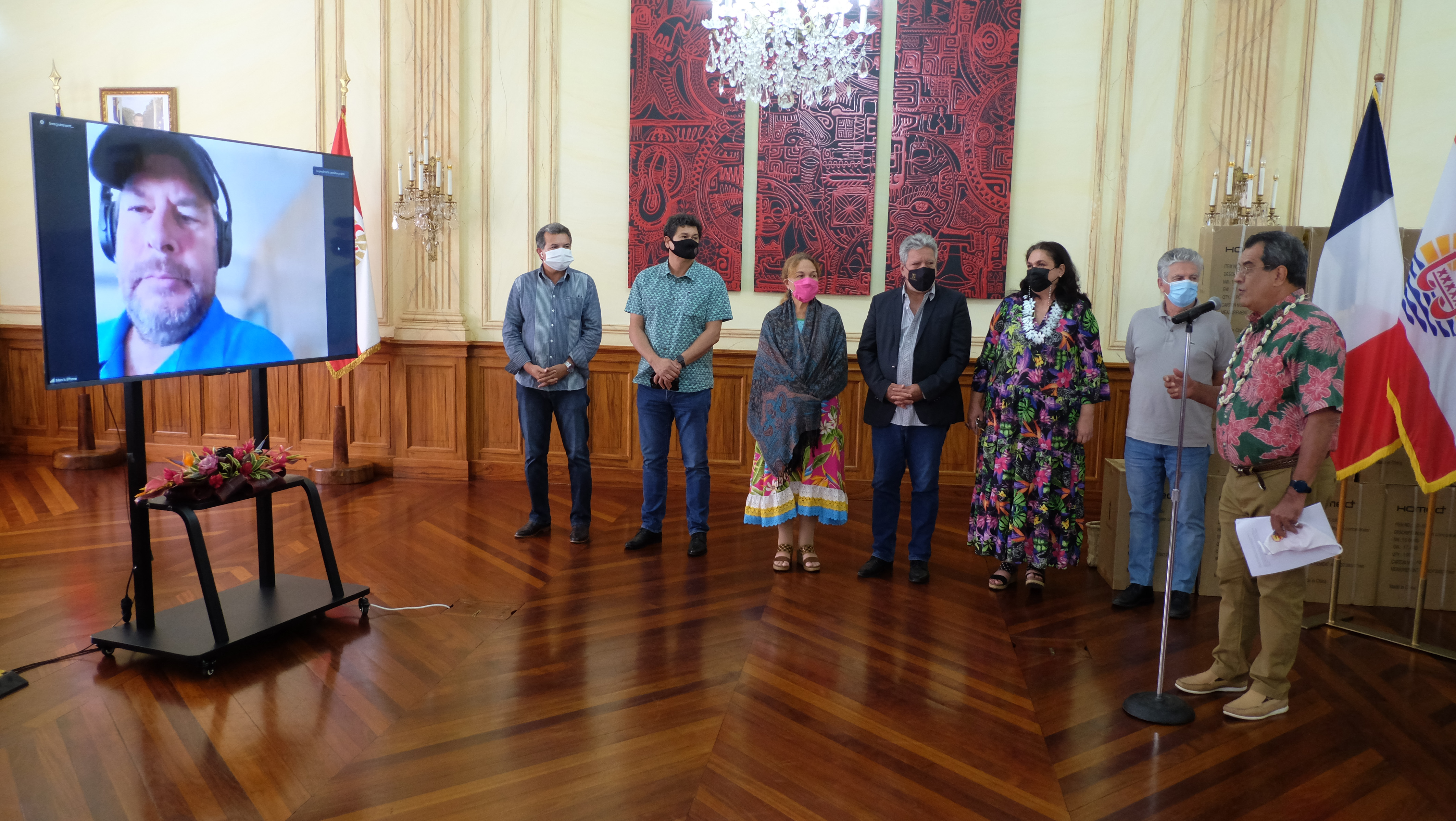 Marc Benioff était en visioconférence avec Édouard Fritch depuis Hawaii.  Le président du Pays a tenu à remercier chaleureusement le mécène américain au nom de l'ensemble de la Polynésie française.
