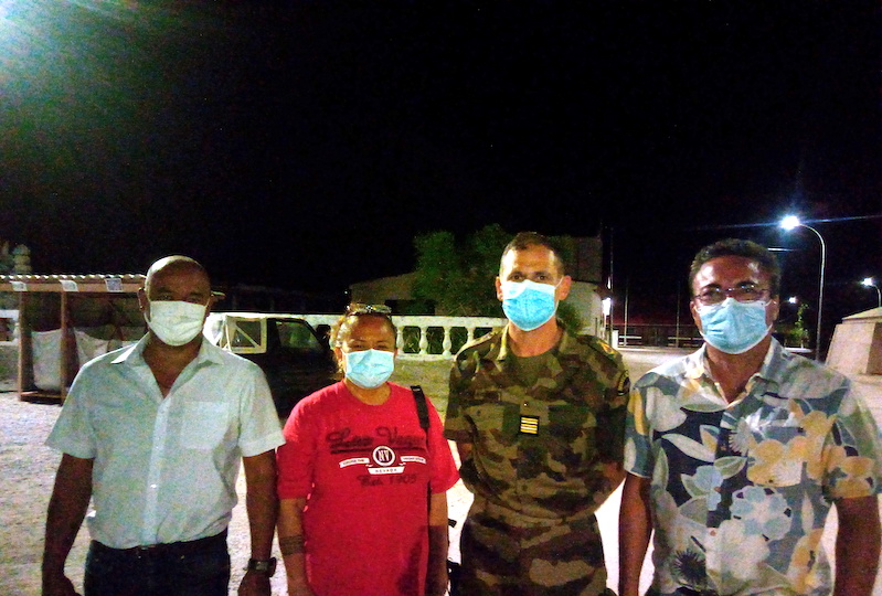 De gauche à droite : Frédéric Sautron, Yseult Butcher-Ferry maire de Hao, Fabrice Avenel, chef de corps du RSMA-PF et Terii Seaman, en déplacement sur l'atoll en repérage du projet.