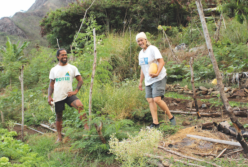 Jean-Louis Kohumoetini, accompagné de sa compagne Ève, vient d'obtenir la certification Bio Pasifika, une première à Ua Pou. C'est le fruit d'un travail de longue haleine pour cet agriculteur.