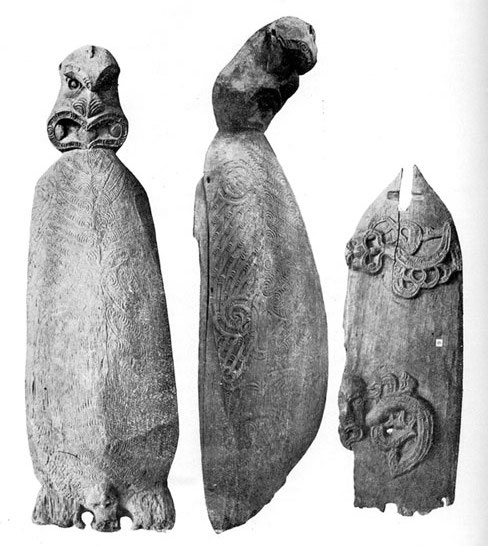 Ces contenants d’origine maorie sont exposés à Melbourne. Ils étaient destinés à accueillir les os de défunts de haut rang, fonction que tint peut-être A’a à Rurutu.