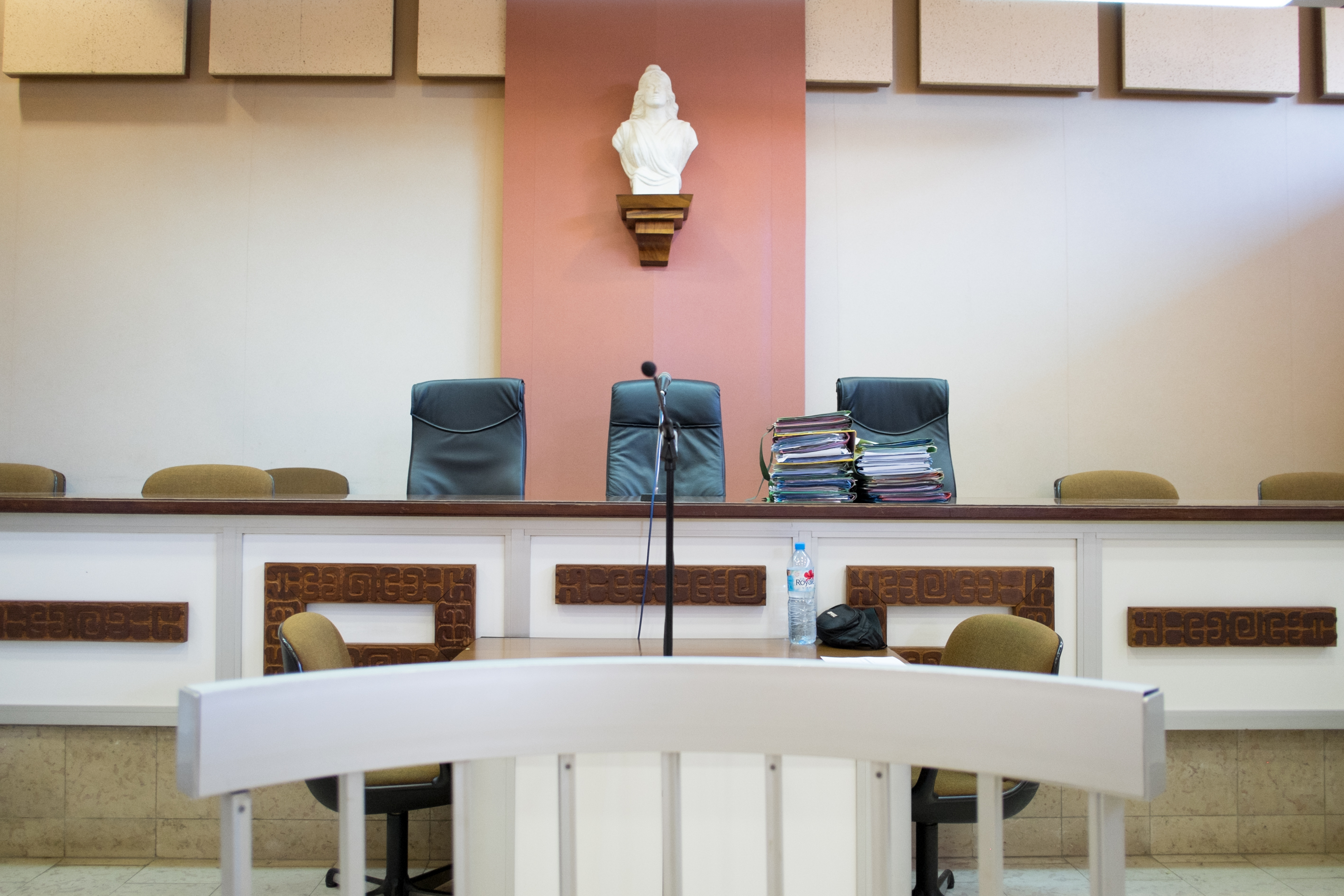 Un patron septuagénaire jugé pour harcèlement