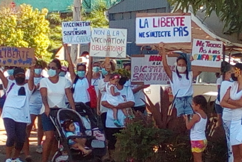 Ils étaient une cinquantaine à participer samedi à Atuona à la marche contre l'obligation vaccinale.