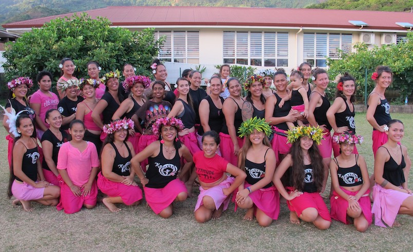 Kanahau Ori, l’école de danse en tenue rose, en soutien à la lutte contre le cancer du sein.