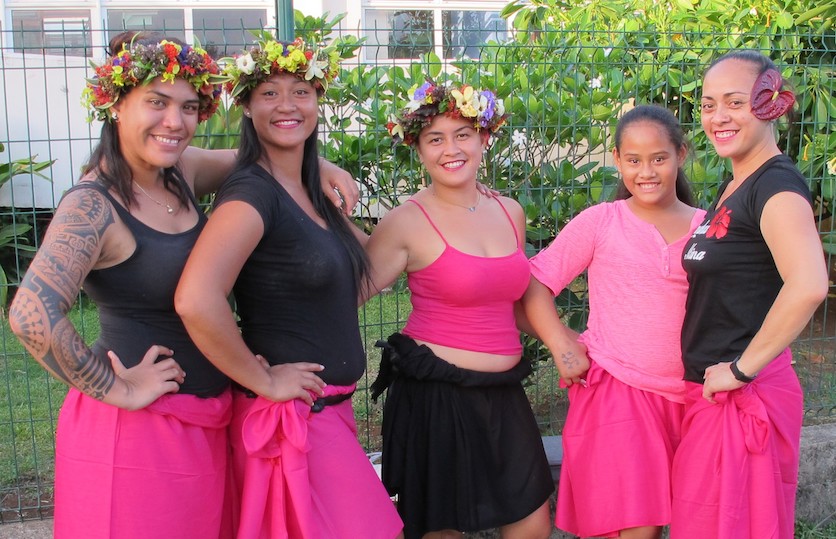 Cousines, copines et même mères et filles : les danseuses de Nuku Hiva se parent de rose au moins jusqu’à la fin octobre.