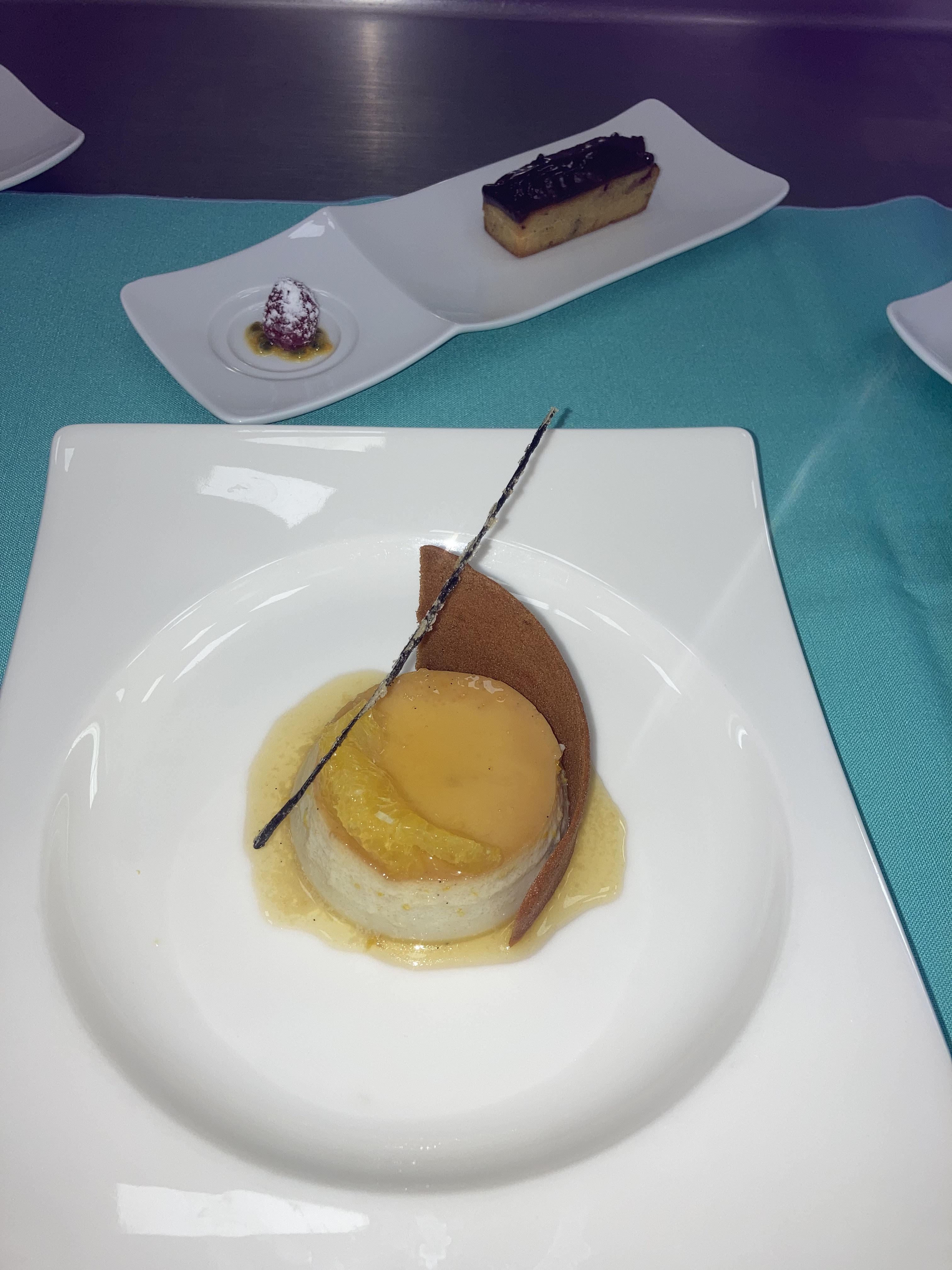 Les deux desserts présentés par le jeune cuisinier : une crème moulée Suzette et un financier passion framboise.