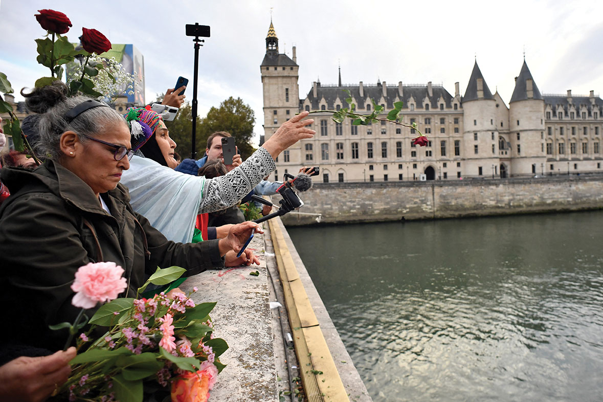 17 octobre 1961: hommages, roses et polémiques, 60 ans après le massacre d'Algériens à Paris