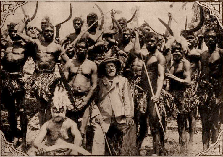 Photo souvenir de Méliès au milieu d’une troupe d’Aborigènes savamment mis en scène.