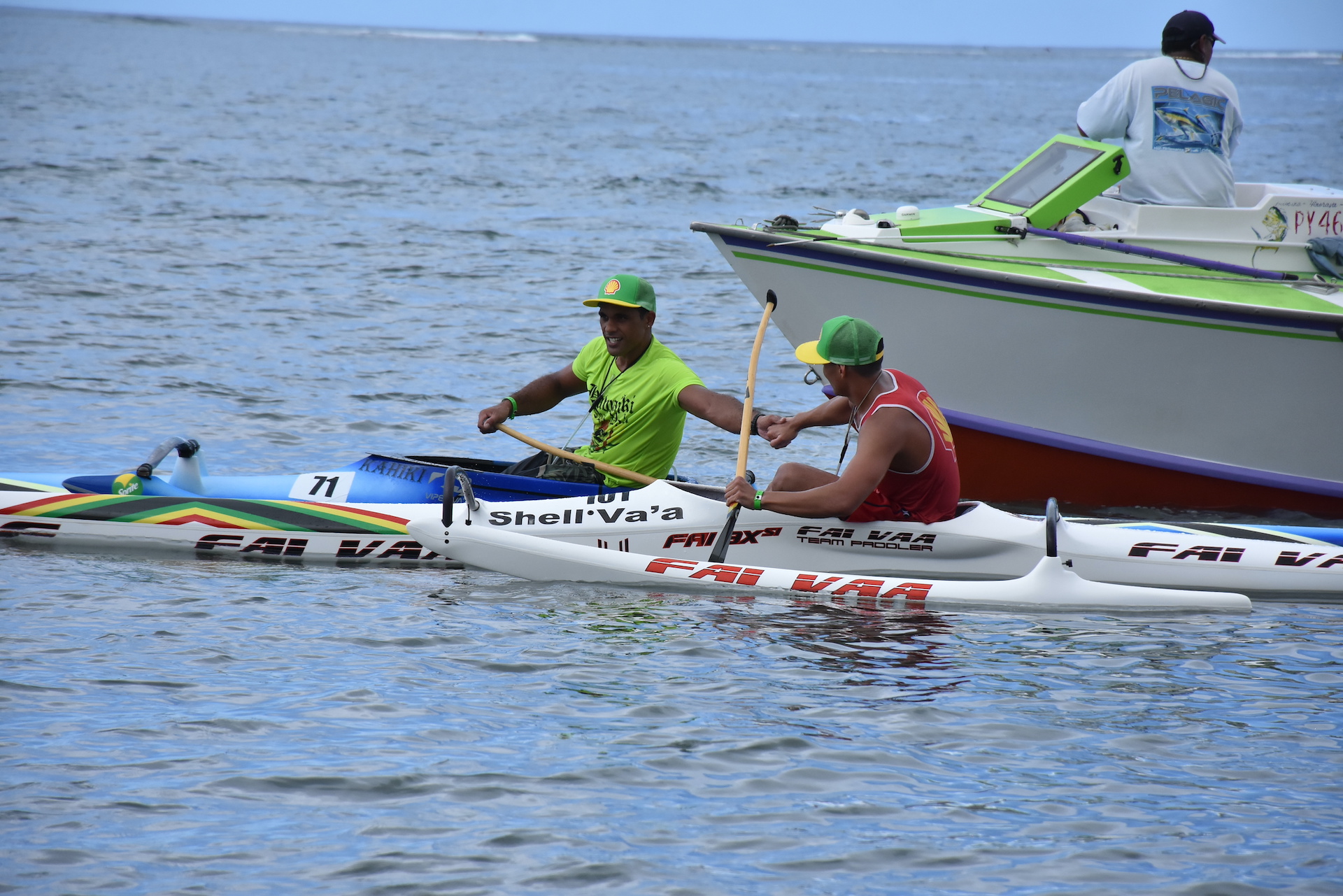 Taaroa Dubois, deuxième ce samedi, qui  félicite son partenaire de Shell Va'a, Narai Atger, qui s'est offert la victoire.