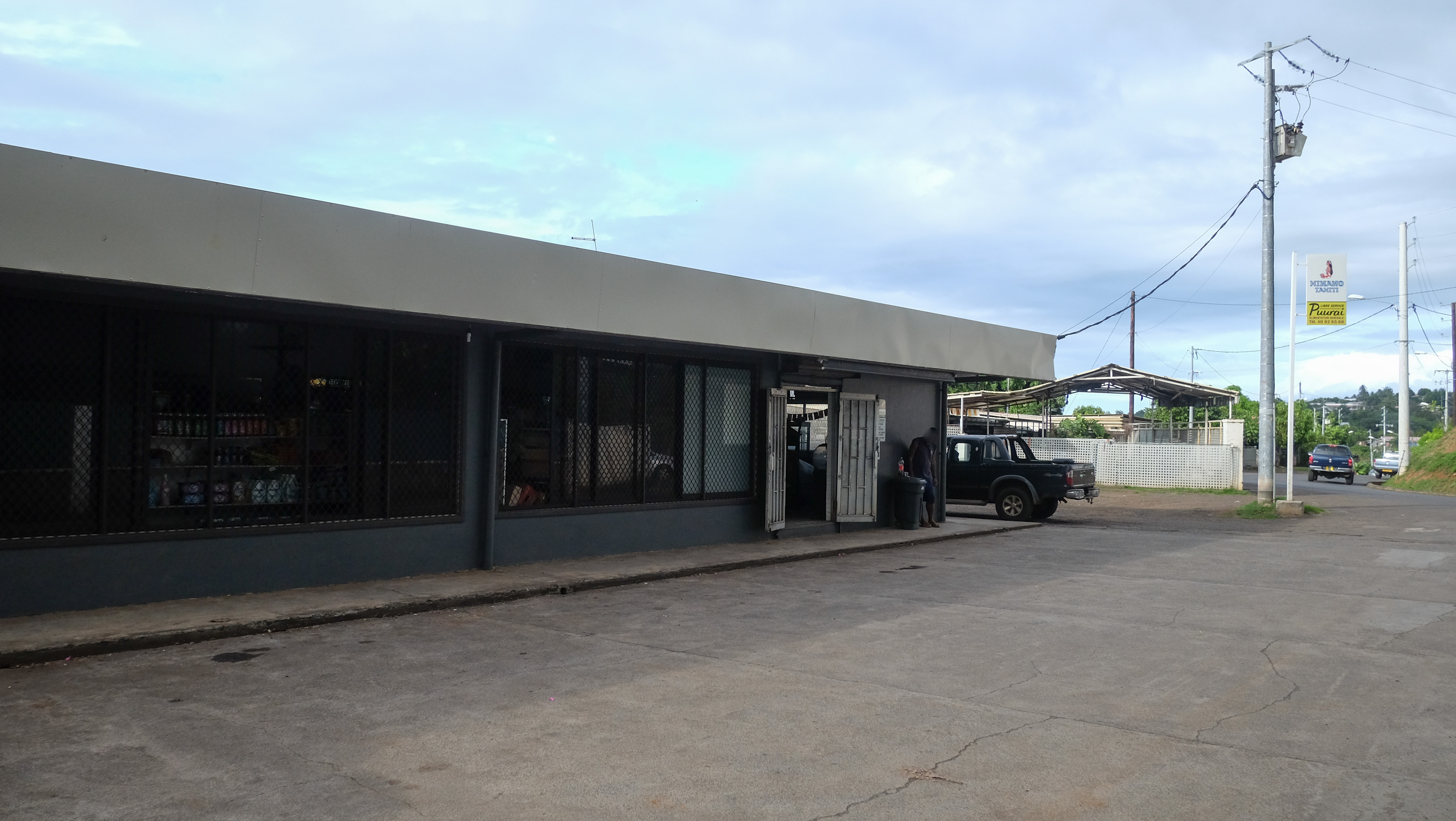 En avril 2020, en milieu d'après-midi, deux hommes cagoulés sont arrivés en scooter pour braquer ce magasin.