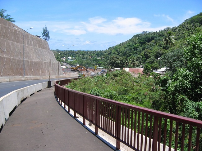 Insolite : un semi-remorque perd une mini tracto-pelle dans le col du Tahara’a