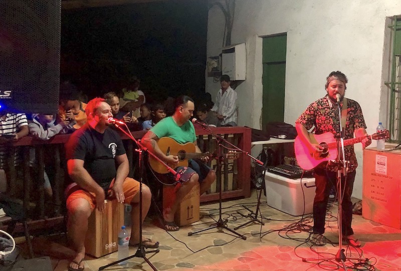 Raimana a profité de son séjour à Mangareva pour offrir un concert à la population. Il était accompagné de deux musiciens de l'île.