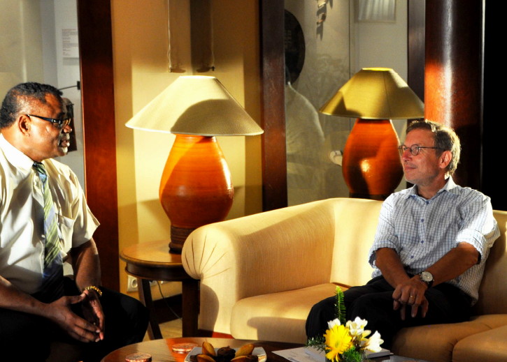 Timoci Natuva, ministre fidjien des travaux, transports et services publics, a rencontré la semaine dernière le Haut-commissaire de la République française en Nouvelle-Calédonie, Jean-Jacques Brot. (Source photo : Haut-commissariat de la Républiqu