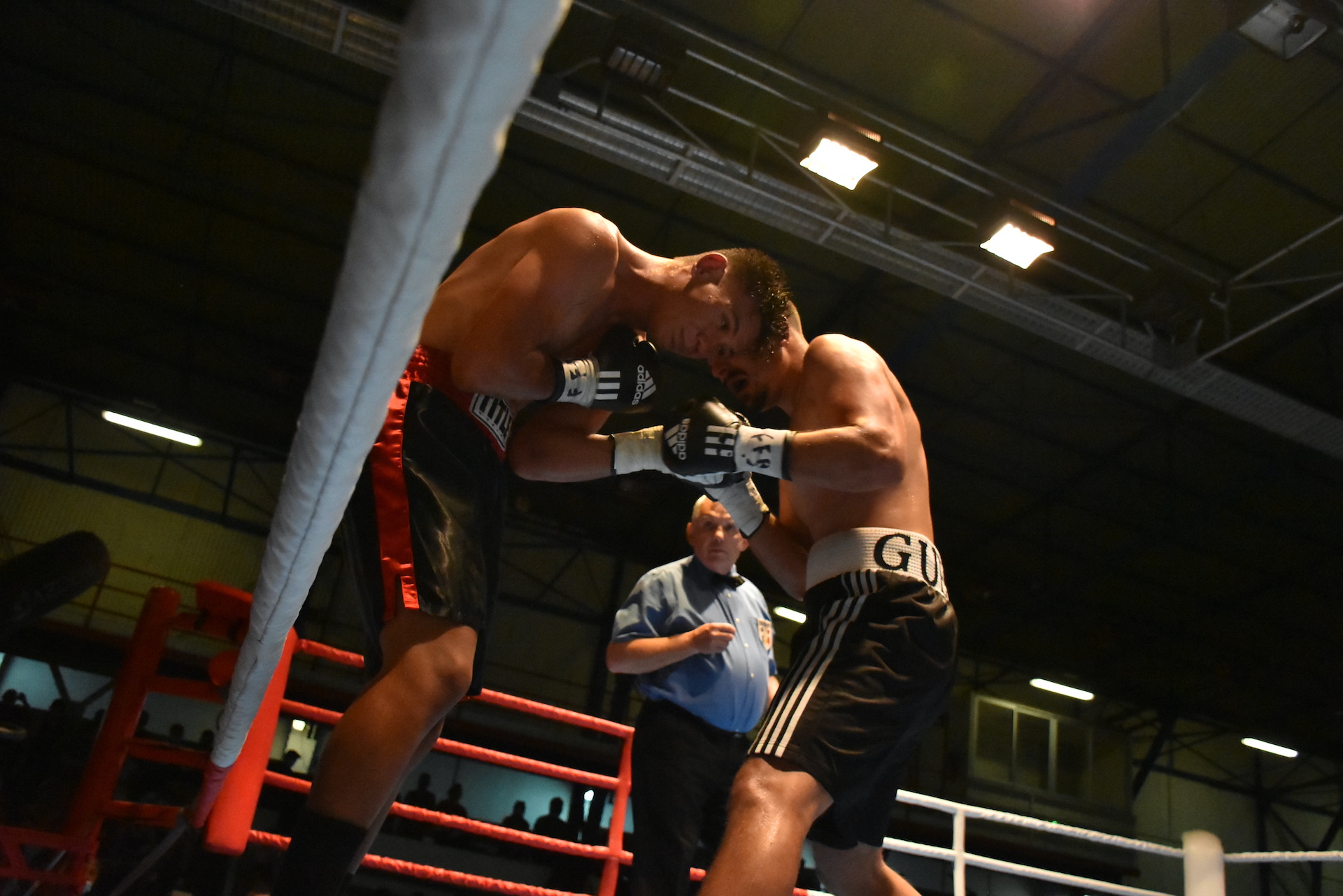 Deux ans après son dernier combat, Hokini Commings, ici dans les cordes, a eu du mal à retrouver du rythme.