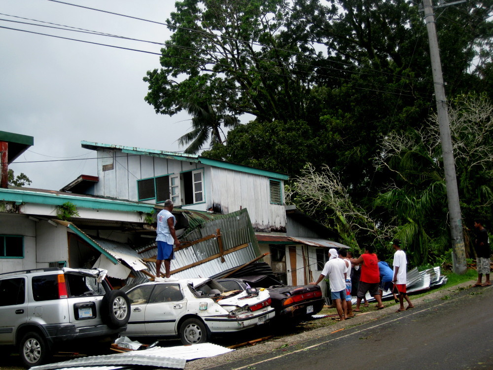Les opérations de nettoyage ont déjà commencé à Palau après le passage du cyclone Haiyan le matin du 7 novembre 2013. Crédit photo : Antenne des Nations-Unies à Palau)