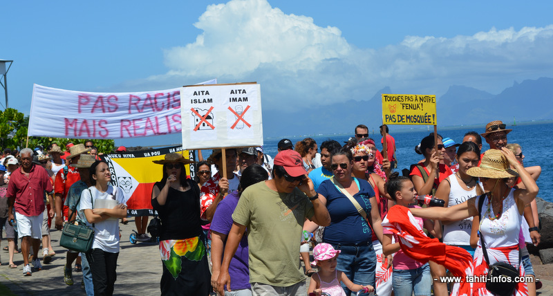 400 personnes manifestent contre le projet d'une mosquée à Tahiti