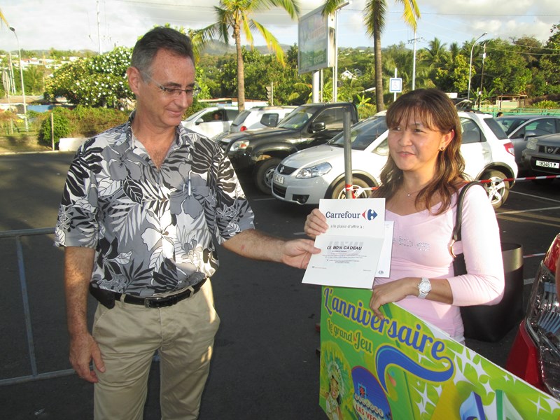 Jeannette Lien avait déposé son bulletin à Carrefour Arue. Elle gagne un séjours à Los Angeles pour deux personnes.