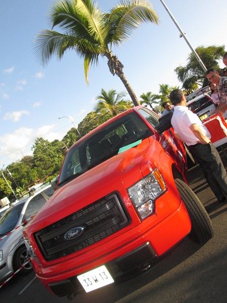 La Ford F150 4X4 automatique, un cadeau d'une valeur de 6 milions de francs pacifiques.