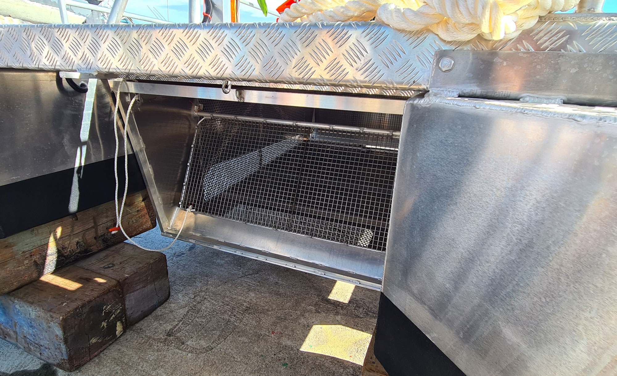 Le Vaima II prêt à nettoyer la rade de Papeete