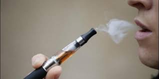 Remplacer la cigarette par l'e-cigarette pourrait "sauver des millions de vies"