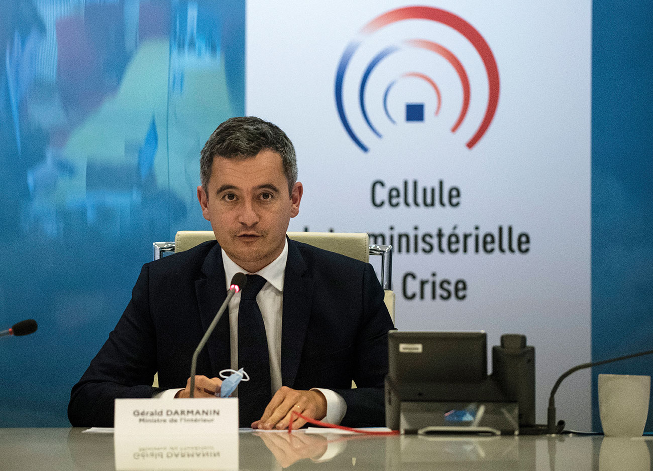 A l'issue d'une réunion de crise en fin de journée à Paris, le ministre de l'Intérieur, Gérald Darmanin, a annoncé l'envoi dans l'île d'une cinquantaine de membres des forces d'élite du GIGN et du Raid.JULIEN DE ROSA / AFP