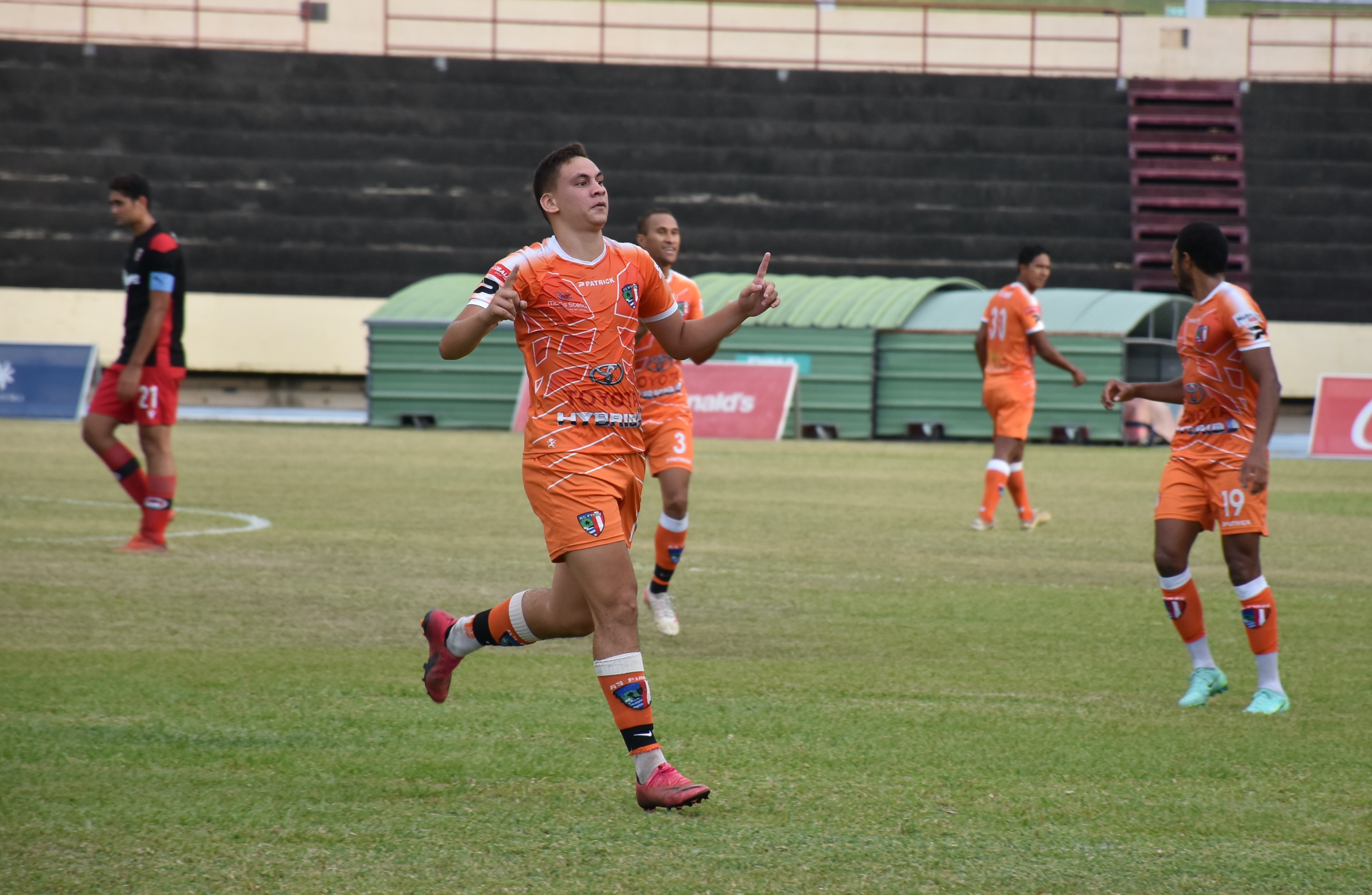 Ariiura Labaste a mis Pirae sur des bons rails, samedi, en ouvrant le score grâce à un superbe lob.