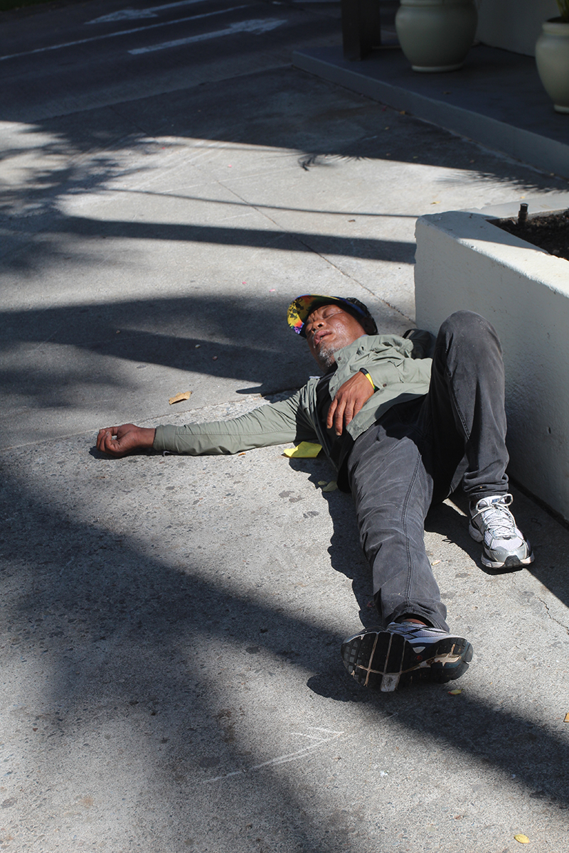 Omniprésents, souvent ivres morts quand ils ne sont pas sous l’emprise de drogues, les “homeless”, les SDF, sont partout à Waikiki.