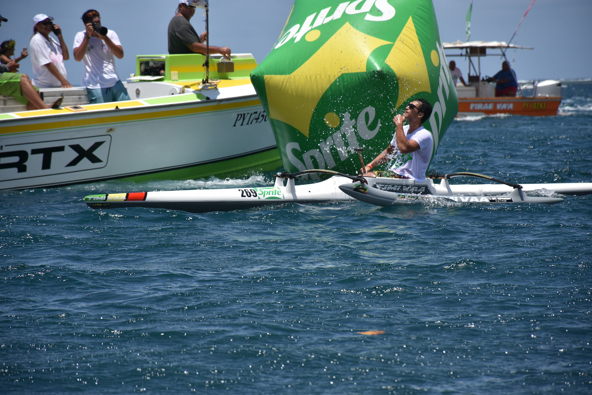 Hotuiterai Poroi, talentueux barreur du Team Air Tahiti Va'a, a fait parler sa science du surf.