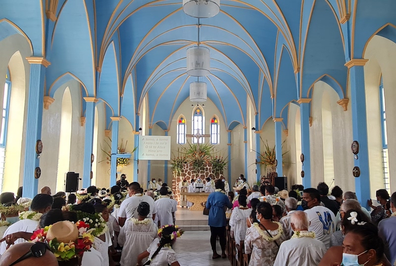Monseigneur Cottenceau a célébré dimanche, la dédicace de l'église Maria no te hau de Tiputa à Rangiroa.