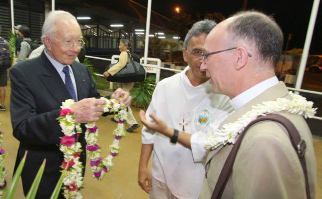 Le Président Gaston Flosse accueille l’ambassadeur du Saint Siège