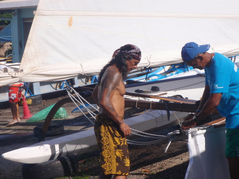 A droite, pāpā Richmond avec l'un de ses co-équipiers.