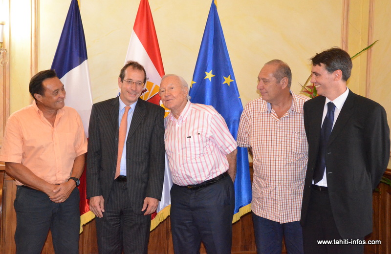 De gauche à droite : Michel Buillard, maire de Papeete ; Andrew Jacobs, ambassadeur de l'Europe dans le Pacifique; Paul Maiotui, 1er adjoint au maire de Papeete et Hiria Ottino, délégué aux affaires internationales, européennes et dans le Pacifique de la Polynésie.
