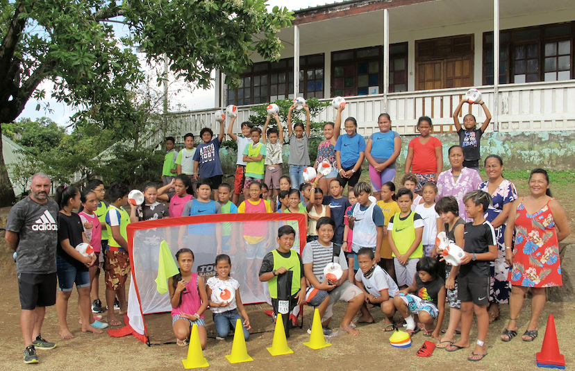 Les élèves de l’école Patoa de Nuku Hiva sont lauréats du concours Foot de cœur. La fédération tahitienne de football leur a offert des équipements flambant neufs.