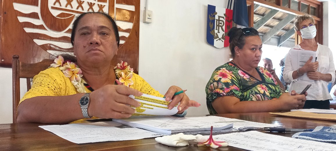 Sonia Taae tavana de Papara, à sa gauche 2ème maire adjointe Anne Anne Teikiotiu