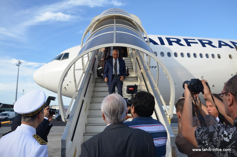 "Nous avons décidé de vous accompagner", assure Victorin Lurel dès son arrivée en Polynésie