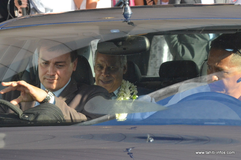 Des militants Tavini manifestent dès l’arrivée de Lurel