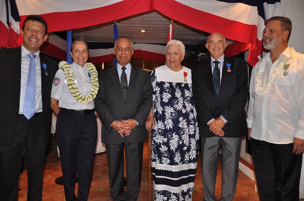 Cocktail ministériel à la résidence: Victorin Lurel remet 5 médailles d'honneurs