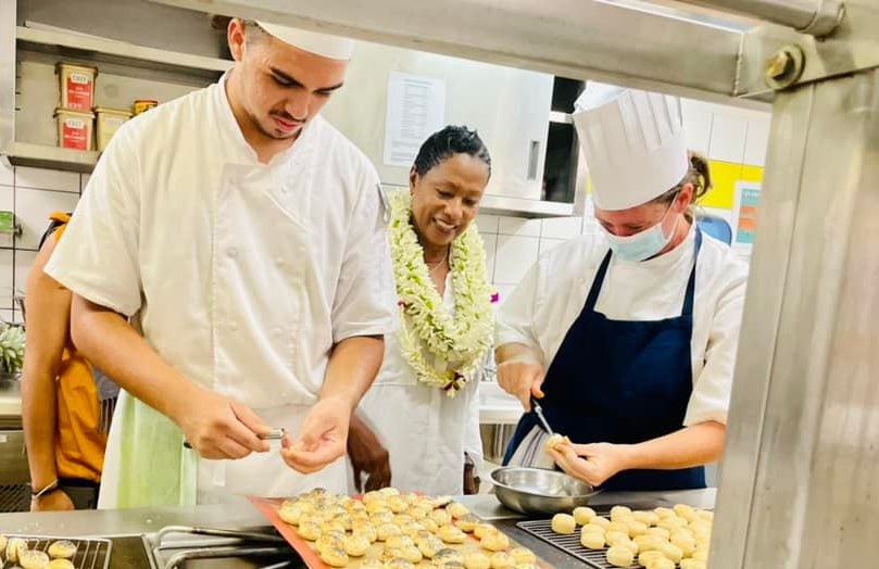 Babette de Rozières dans les cuisines du lycée hôtelier de Punaauia / Crédit photo: Facebook - Vaiana Mihuraa