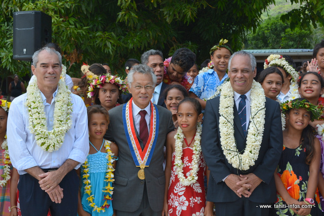 Jeudi 28 novembre 2013 à Bora Bora : Victorin Lurel vient d'annoncer que l'Etat accompagnerait la construction du nouveau collège de l'île. Michel Leboucher, le ministre de l'Education et Gaston Tong Sang, le tavana de la commune sont ravis de cette annonce.