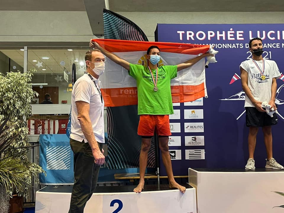 Tehearii Oopa sur le podium des championnats de France jeunes (photo : Fédération tahitienne de natation).