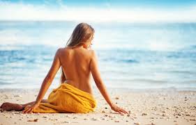 L'été commencera à Rio avec un topless collectif sur la plage d'Ipanema