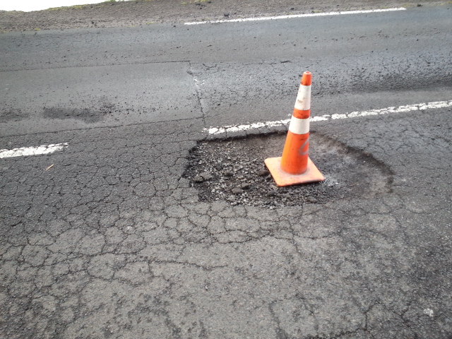 Trou dans la chaussée et crevaisons en série du coté de la grotte de Maraa